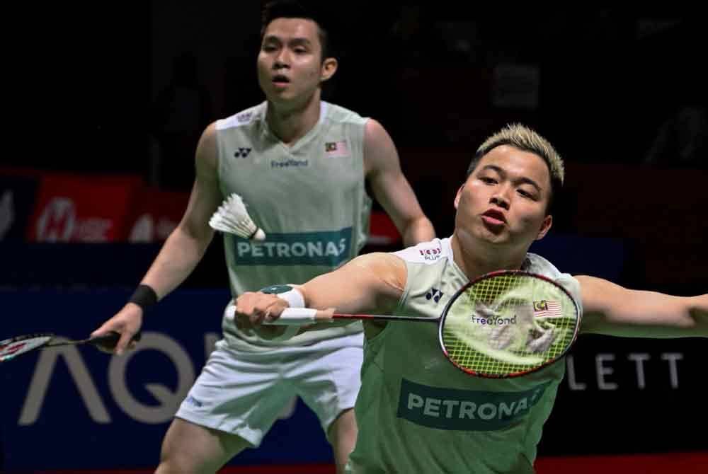 Aaron (kanan) dan Wooi Yik menjuarai Korea Masters selepas menewaskan pasangan tuan rumah di Jeolla pada Ahad. Foto Agensi