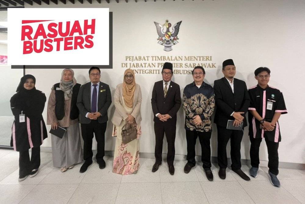 Juanda (empat dari kanan) ketika menerima kunjung hormat Rasuah Busters dan rakan gabungan diketuai Ketua Pegawai Eksekutif Yayasan Sinar Untuk Malaysia - Rasuah Busters, Nurhayati Nordin (empat dari kiri) di Unit Integriti dan Ombudsman Sarawak.