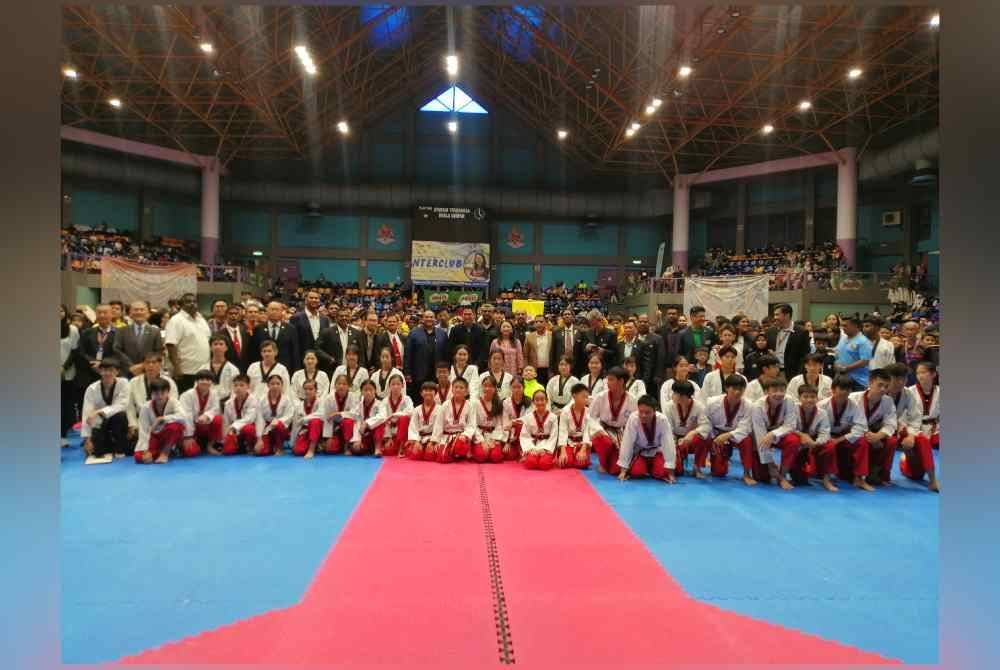 Hannah bersama tetamu dan peserta yang menyertai Kejuaraan Antara Kelab TM (WT) - KBS-MILO Edisi 11 di Stadium Titiwangsa, Kuala Lumpur pada Ahad.