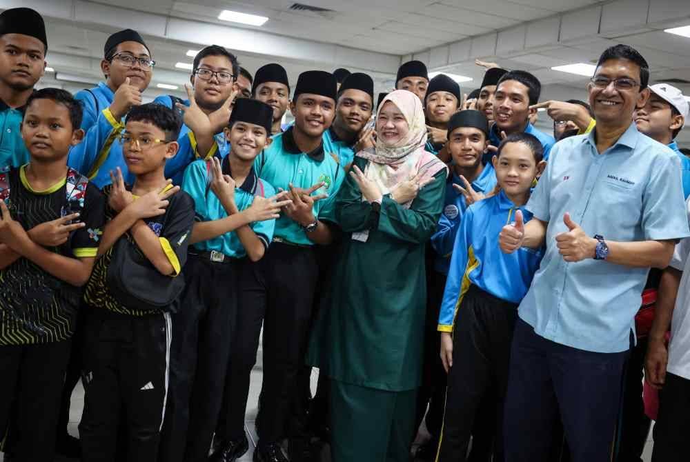 Fadhlina (empat dari kanan) bergambar bersama pelajar-pelajar sekolah pada Majlis Penutup Universiti Sains Malaysia (USM) STEM Week di USM hari ini. Foto Bernama