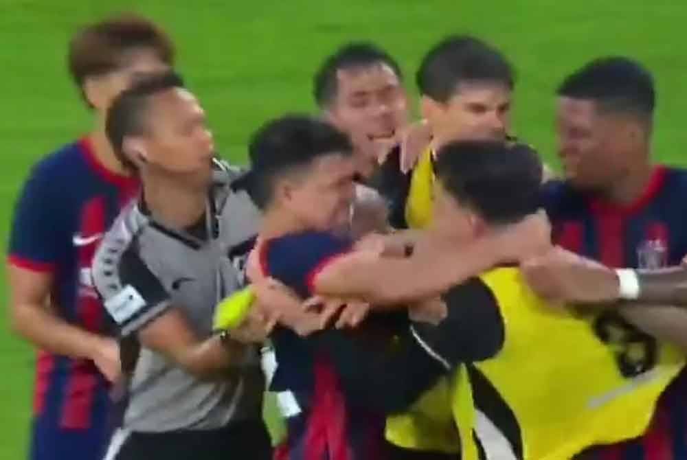 Insiden perbalahan Arif Aiman, Tommy Mawat pada aksi Liga Super di Stadium Sultan Ibrahim, Iskandar Puteri malam Ahad.