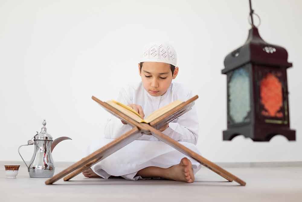 Peranan guru dalam mengajar asas bacaan al-Quran ini tidak boleh ditolak meskipun pelbagai teknologi terkini seperti AI digunakan. Foto hiasan