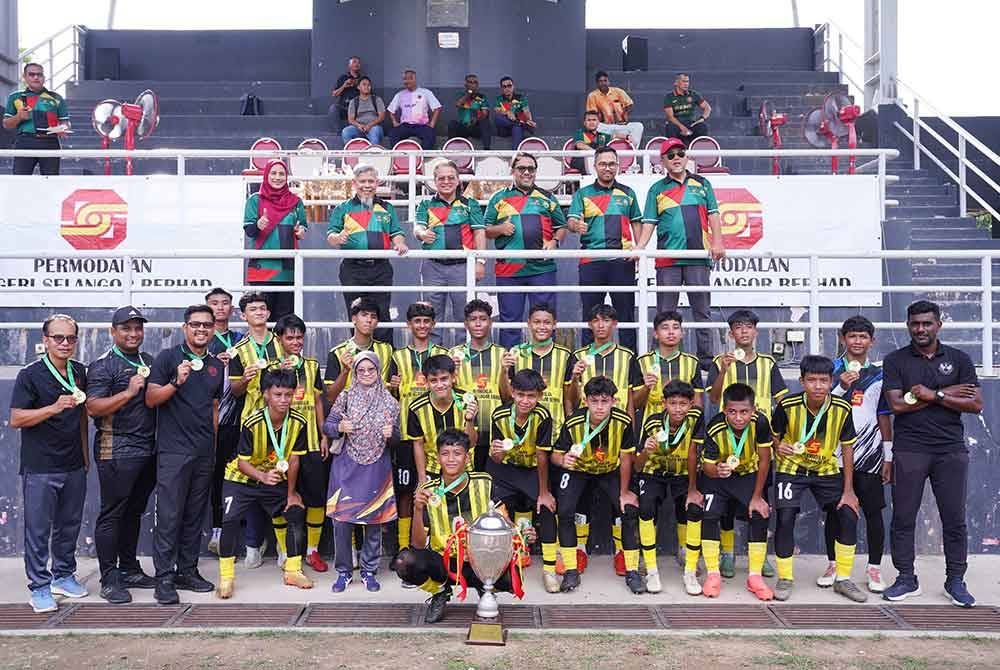 Pemain-pemain dan pengurusan pasukan SMK Shah Alam meraikan kejayaan mempertahankan kejuaraan Piala Sumbangsih sempena Piala Datuk Mokhtar Dahari B-15 pada Isnin. Foto:
SINAR HARIAN-MOHD HALIM ABDUL WAHID