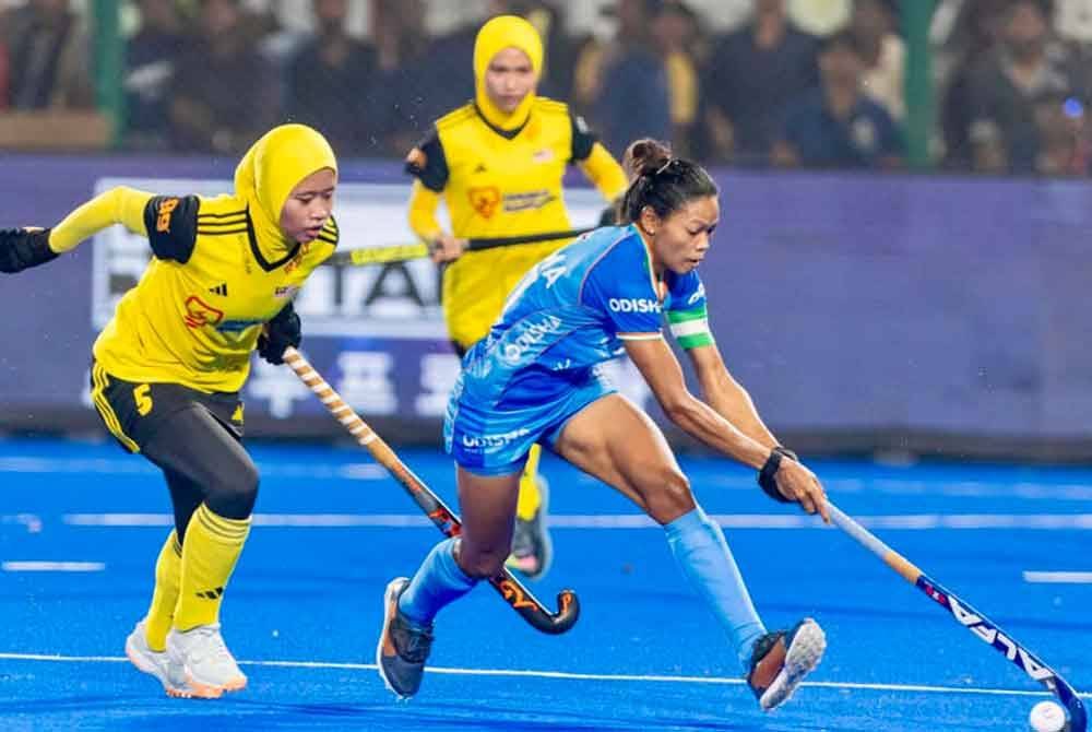 Antara aksi skuad hoki wanita kebangsaan ketika menentang India.