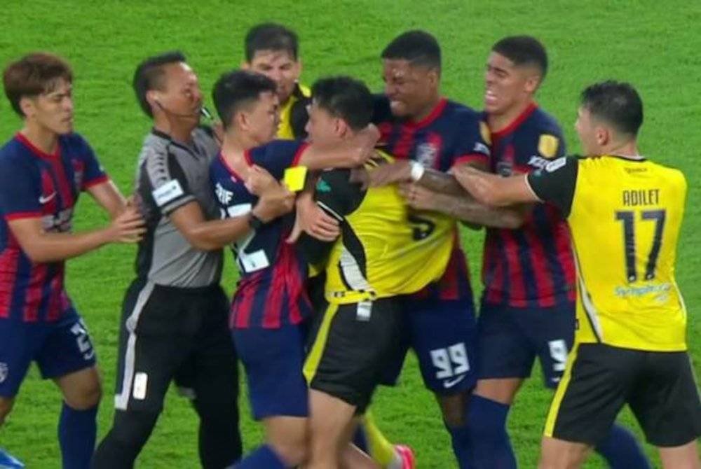 Insiden pergaduhan ketika aksi Liga Super JDT menentang Perak FC di Stadium Sultan Ibrahim, Iskandar Puteri pada Ahad.