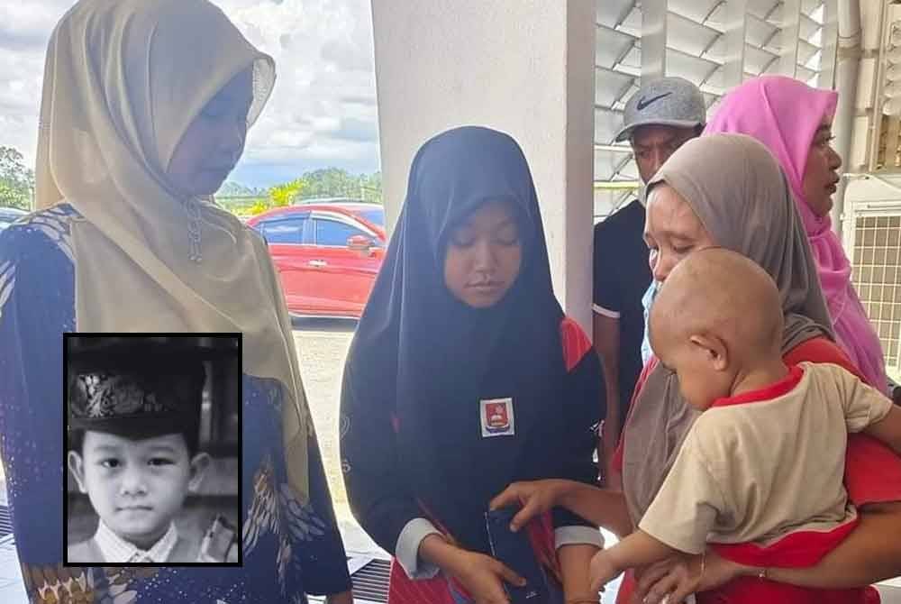 Faridah (kiri) bersama Norazilah (kanan) ketika menziarahi keluarga itu di Hospital Hulu Terengganu pada petang Isnin. (Gambar kecil: Irfan)