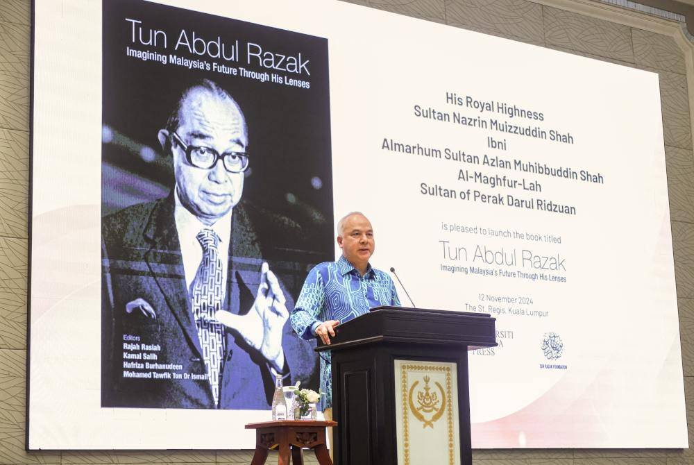 Sultan Nazrin menyampaikan titah ucapan pada pelancaran buku bertajuk 'Tun Razak: Imagining Malaysia's Future Through His Lenses' di sebuah hotel hari ini. Foto Bernama