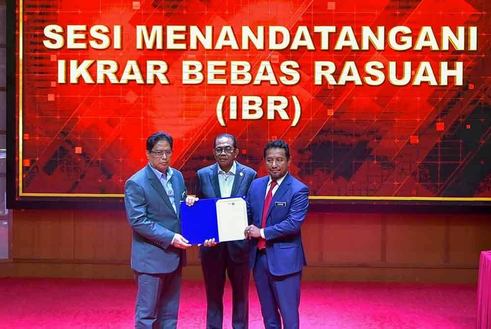 Mohamed Khaled (tengah) menyaksikan penyerahan Ikrar Bebas Rasuah daripada Lokman Hakim (kanan) kepada Azam(kiri) dan pada Majlis Sambutan Hari Integriti Kementerian Pertahanan 2024 di Wisma Pertahanan hari ini. Foto Bernama