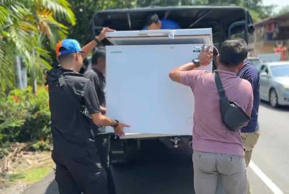 Sebuah peti sejuk beku yang dipercayai dijadikan tempat menyimpan mayat mangsa dirampas polis di sebuah kediaman di Taman OUG, Kuala Lumpur pada Selasa.