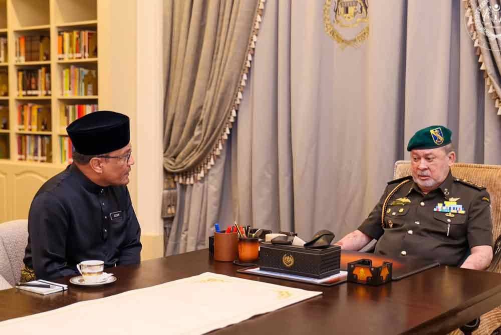 Sultan Ibrahim berkenan menerima menghadap Mohd Dusuki (kiri) di Istana Negara, hari ini. Foto Facebook Sultan Ibrahim Sultan Iskandar