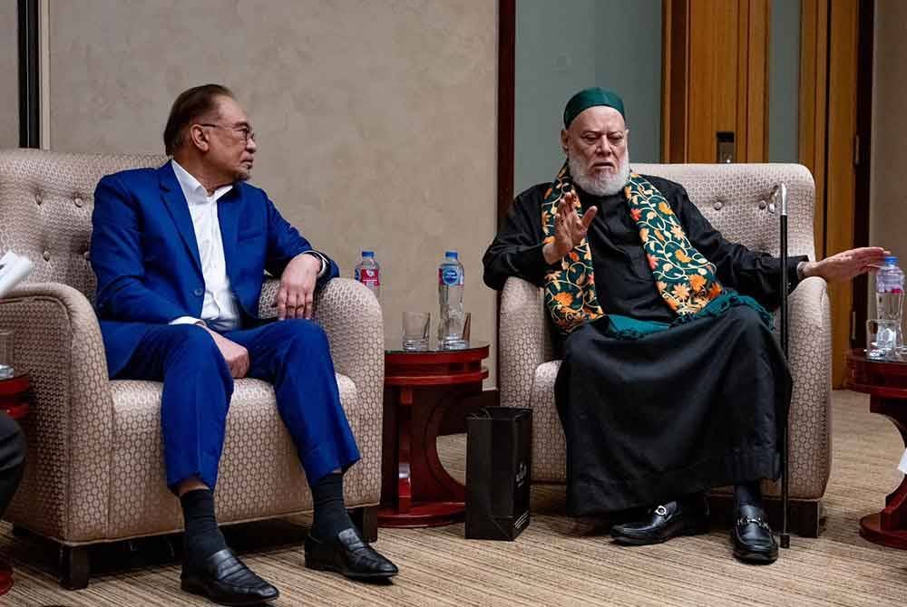 Anwar (kiri) dalam pertemuannya dengan Ali yang juga Ketua Lajnah Agama dan Wakaf di Parlimen Mesir, sejurus tiba dari Riyadh, Arab Saudi. Foto Facebook Anwar Ibrahim.