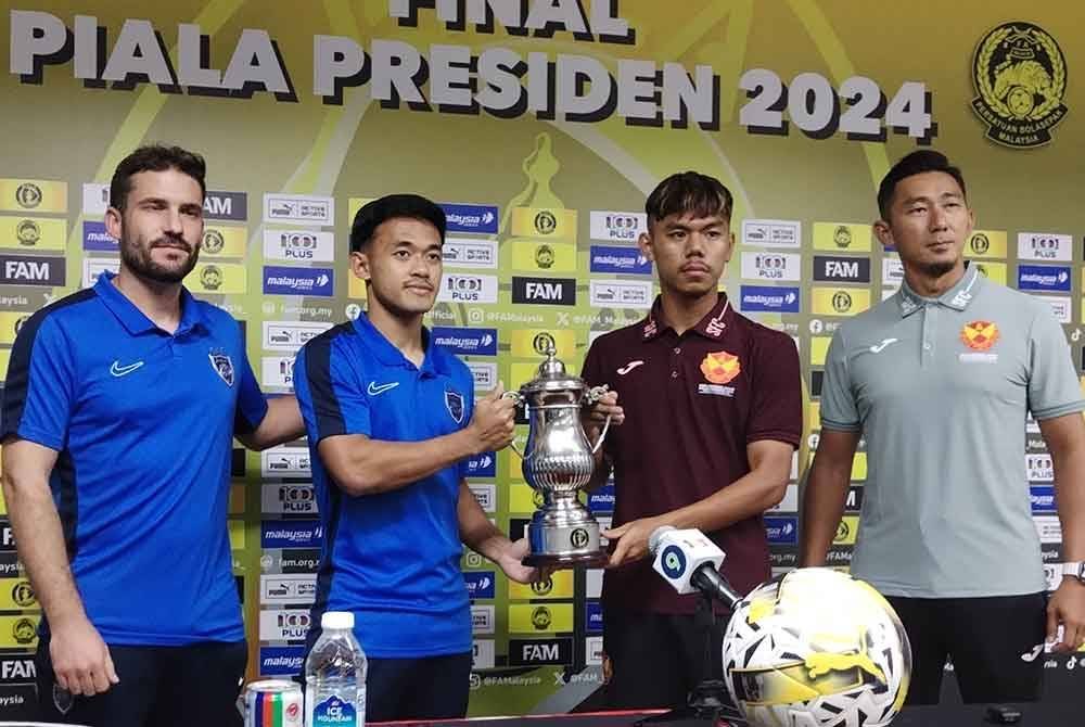 Kapten JDT III, Irfan Shah (kiri) bersama ketua jurulatih, Gonzalo Sanz Zaballos dan kapten Selangor FC, Danish Irfan Ezal bersama ketua jurulatih, Muhammad Firdaus Aziz pada sidang media menjelang aksi final ke-2, Piala Presiden di Stadium Majlis Bandaraya Pasir Gudang, pada Selasa.