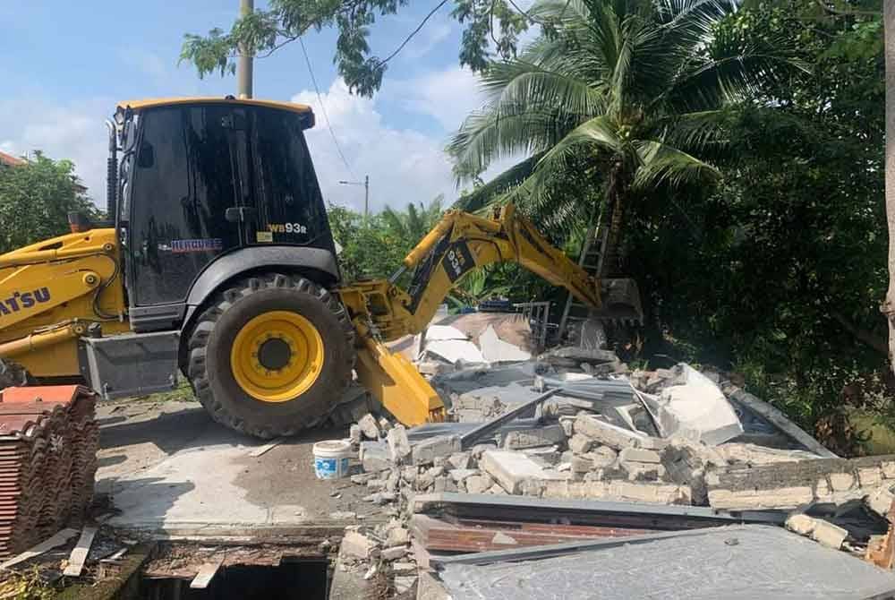 MPKL melaksanakan operasi perobohan pada Selasa.