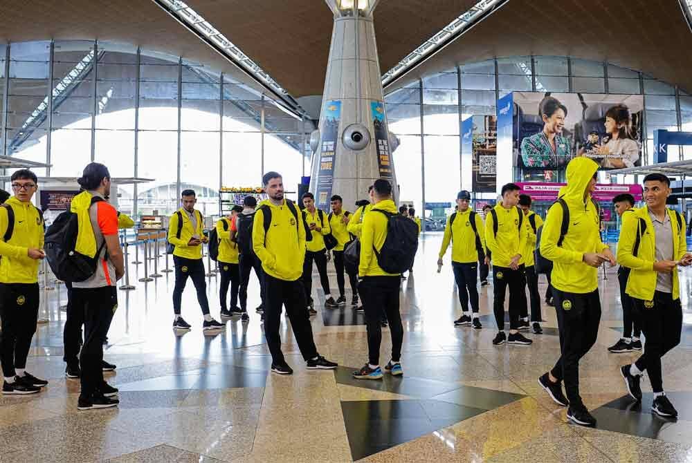 Skuad Harimau Malaya tiba di Lapangan Terbang Antarabangsa Kuala Lumpur (KLIA) hari ini sebelum berlepas ke Bangkok, Thailand, bagi perlawanan menentang Laos pada 14 November dan India di Hyderabad pada 18 November. - Foto: Bernama