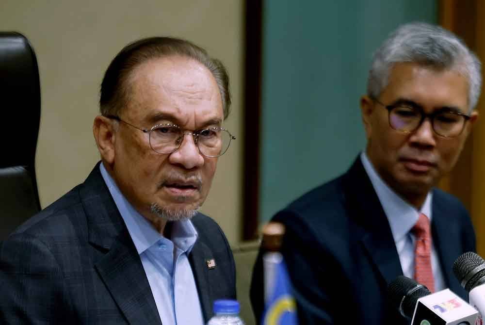 Anwar (kiri) mengadakan sidang akhbar sempena lawatan rasmi empat hari ke Mesir hari ini. Foto Bernama