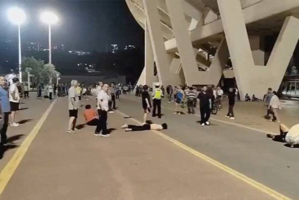 Imej pegun yang diambil daripada video media sosial menunjukkan orang ramai cedera terbaring di jalan selepas seorang lelaki memandu kenderaannya merempuh sekumpulan orang ramai di luar pusat sukan, di Zhuhai, China. Foto Reuters