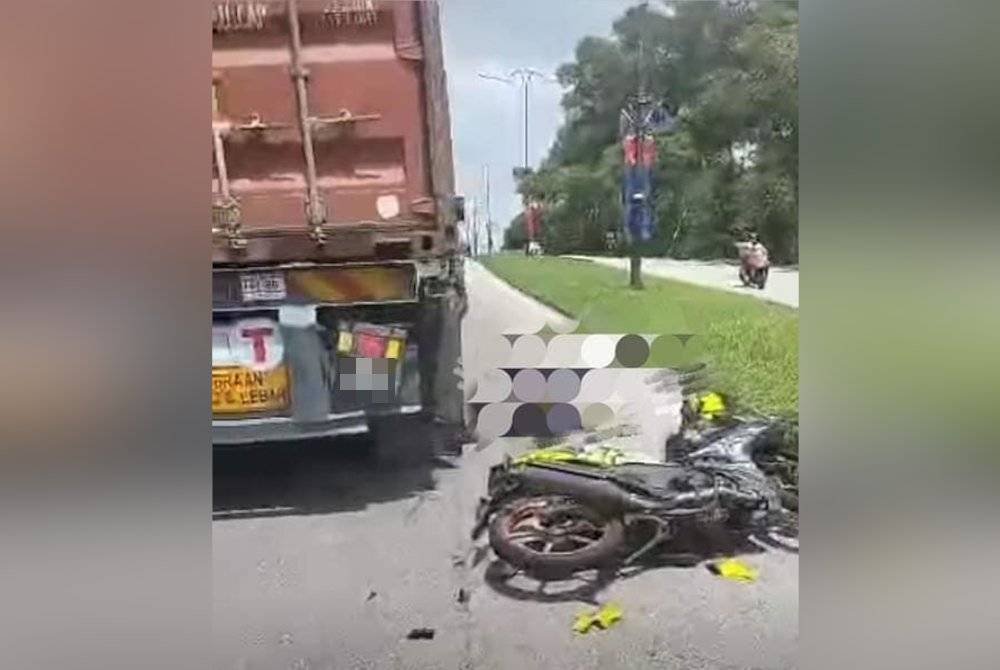 Sebuah treler dan motosikal yang terbabit kemalangan di Jalan Bandar, Pasir Gudang pada Selasa.