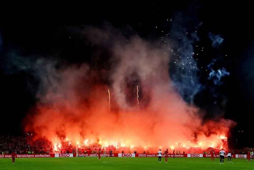 Penyokong membakar suar ketika aksi Piala Jerman yang menemukan Bayern dan Ulmz Ogos lalu. Foto Agensi