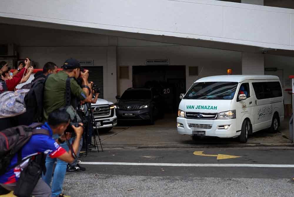 Van yang membawa jenazah bekas Menteri Kewangan, Tun Daim Zainuddin meninggalkan pekarangan Hospital Assunta pada Rabu. Foto Bernama