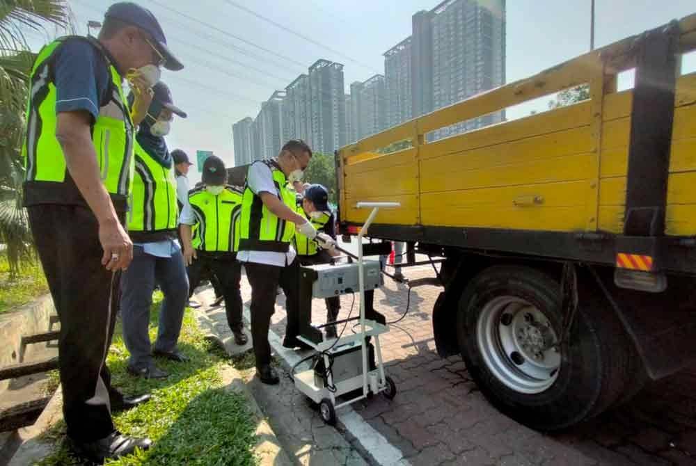 Nik Nazmi (kanan) turut melakukan pemeriksaan perlepasan asap ketika membuat tinjauan sempena Ops Gerak.