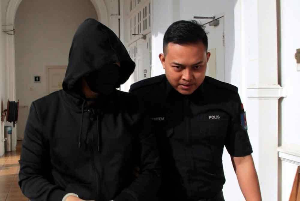 Tertuduh, Mohd Nazri dibawa masuk ke Mahkamah Tinggi Ipoh bagi prosiding perbicaraan hari ketujuh pendakwaan membunuh seorang pelajar lelaki, tahun lalu.