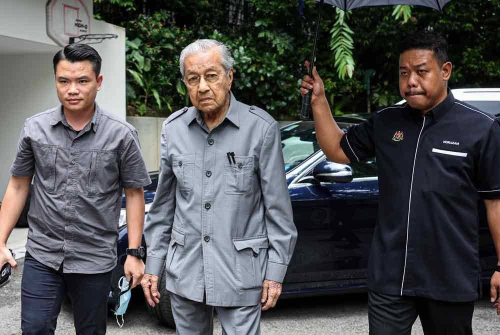 Tun Dr Mahathir Mohamad (tengah) tiba di rumah bekas Menteri Kewangan, Allahyarham Tun Daim Zainuddin di Persiaran Bukit Tunku pada Rabu. Foto Bernama