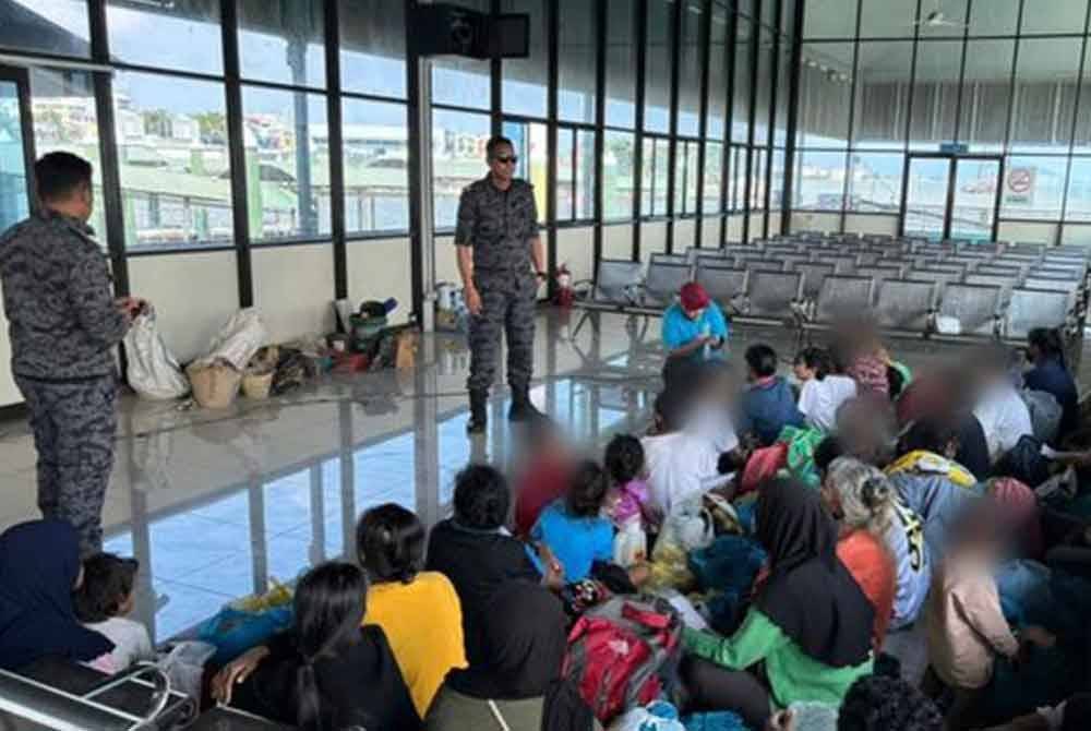 Seramai 227 pendatang tanpa izin warga Indonesia yang ditempatkan di Depot Imigresen di Kota Kinabalu serta Papar dihantar ke negara asal melalui Pelabuhan Tawau ke Pelabuhan Nunukan, Terminal Tunon Taka, Indonesia semalam. Foto: Imigresen Sabah