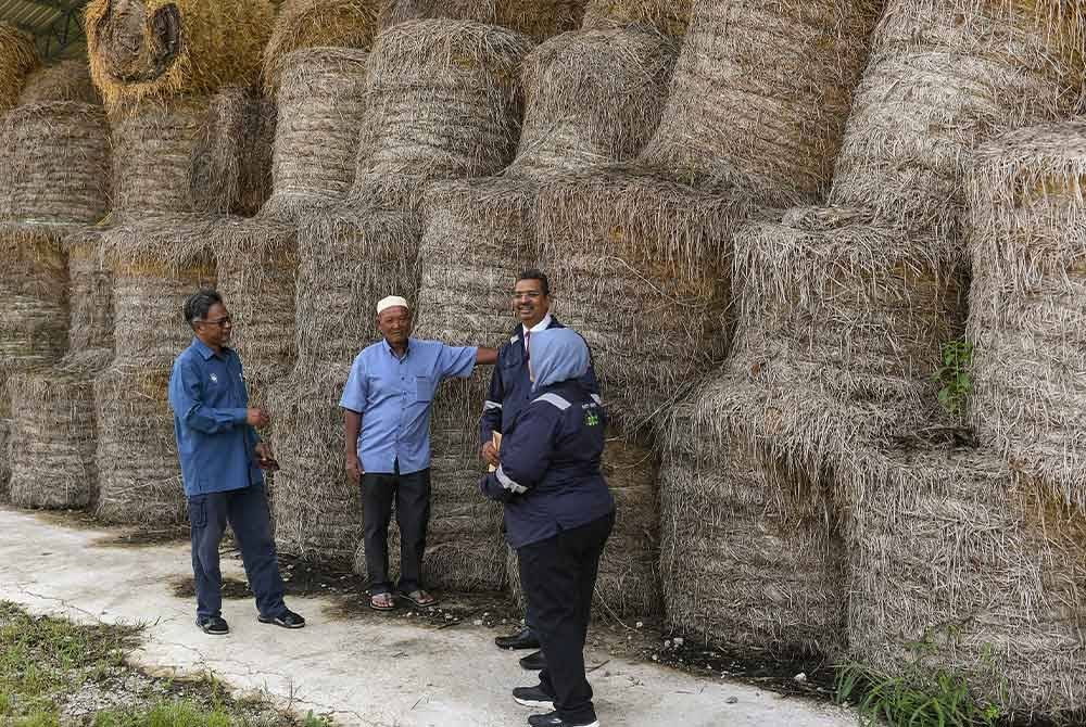 Ramaness (dua dari kanan) dilihat berbincang bersama Abdullah, (kiri) dan Keria 60, yang berpeluang menghadiri Persidangan Perubahan Iklim PBB (COP29) di Baku, Azerbaijan hujung minggu ini - Foto: Bernama