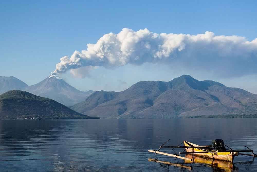 Gunung Lewotobi Laki-Laki memuntahkan abu dan asap semasa letusan seperti yang dilihat dari kampung Lewolaga di Titihena, Nusa Tenggara Timur pada Selasa - Foto: AFP