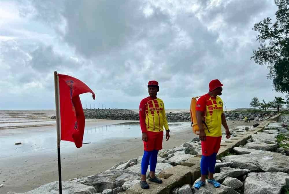 Anggota APM Kelantan yang berkawal di kawasan pantai di Kelantan. Foto APM Kelantan