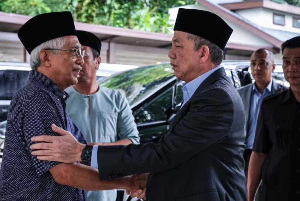 Fadillah tiba bagi menziarah jenazah bekas Menteri Kewangan, Allahyarham Tun Daim Zainuddin di Persiaran Bukit Tunku hari ini. - Foto: Bernama