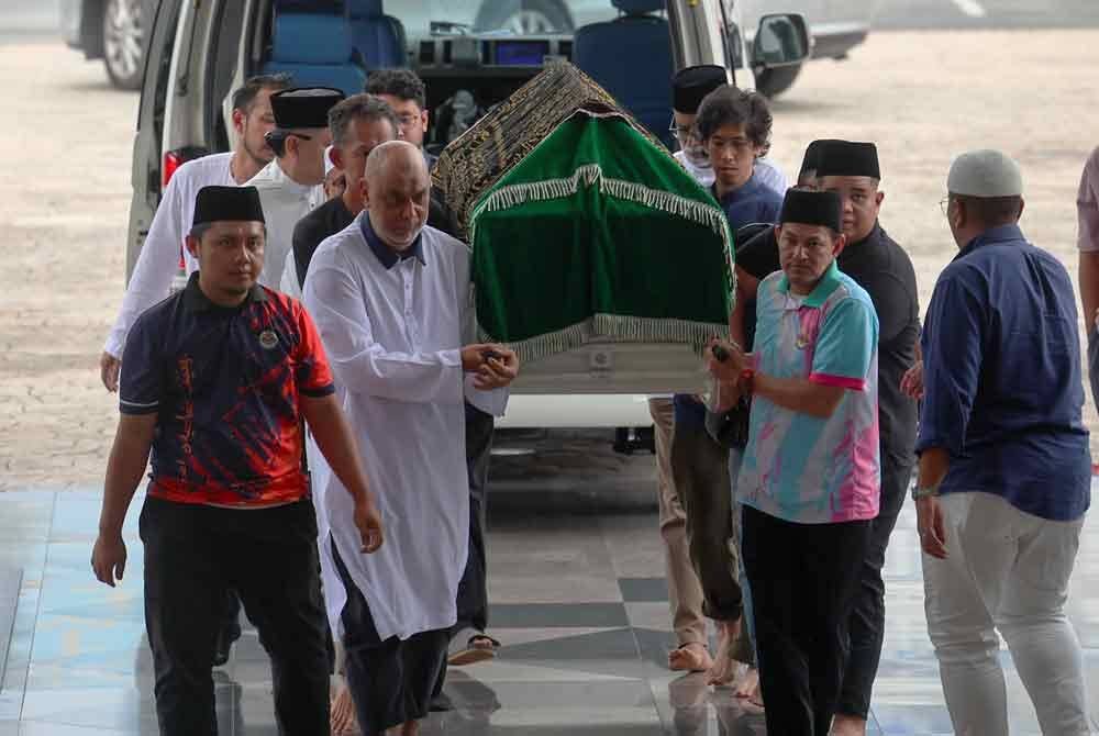 Jenazah Daim dibawa dari kediamannya di Persiaran Bukit Tunku untuk disolatkan di Masjid Wilayah hari ini. Foto Bernama