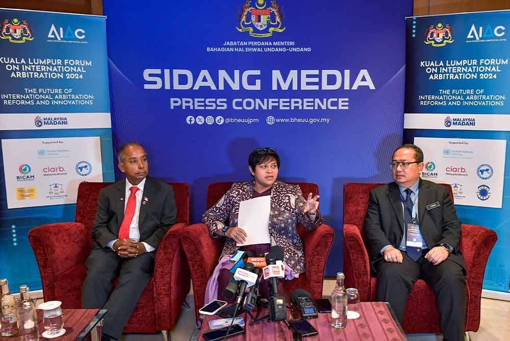 Azalina (tengah) bercakap pada sidang akhbar selepas Pelancaran Forum Kuala Lumpur mengenai Timbang Tara Antarabangsa 2024 di Kuala Lumpur Convention Centre hari ini. - Foto: Bernama