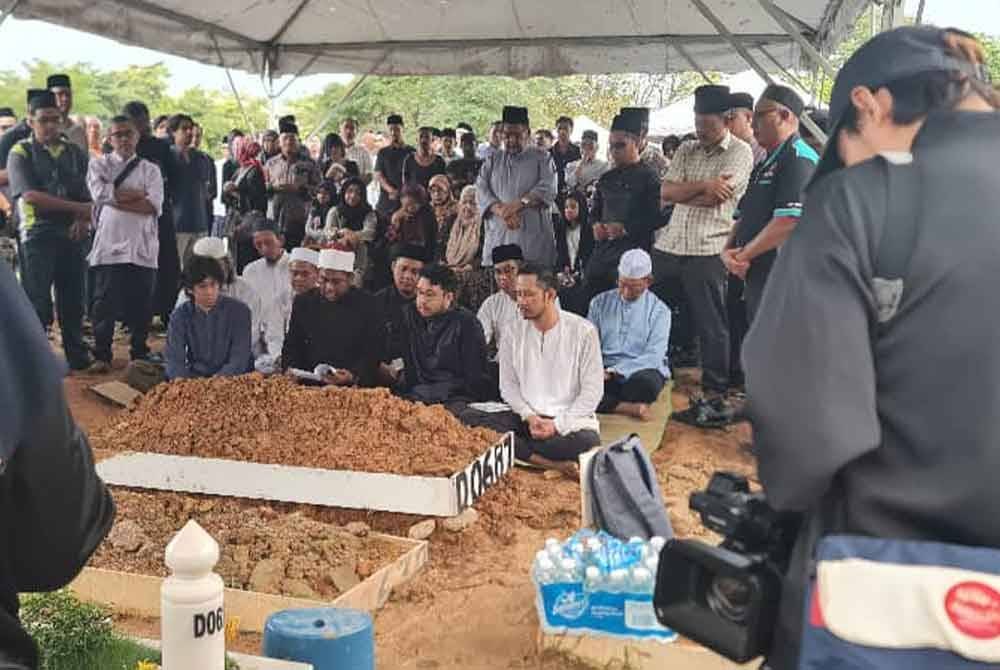 Jenazah Tun Daim selamat dikebumikan di Tanah Perkuburan Islam Bukit Kiara 1 kira-kira jam 6.06 petang pada Rabu.