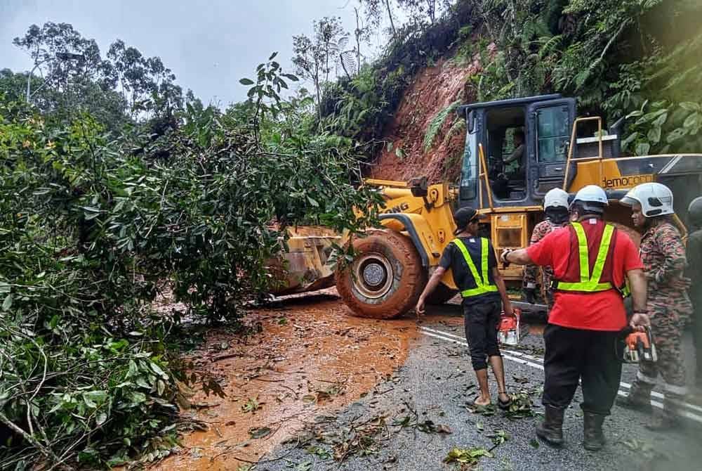 Anggota Bomba dan pihak kuari yang membantu membersihkan sisa runtuhan di lokasi kejadian.
Foto ihsan JBPM