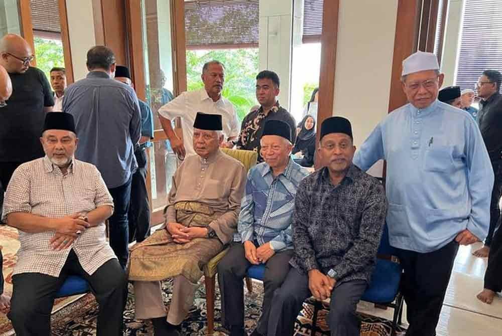 Mustapa (kanan) hadir memberi penghormatan terakhir kepada bekas Menteri Kewangan, Tun Daim Zainuddin.