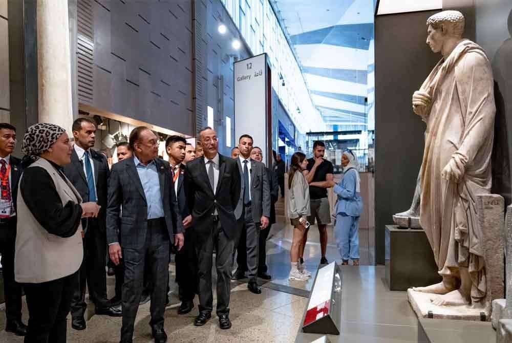 Anwar mengadakan lawatan ke Grand Egyptian Museum di Giza semalam. Foto Facebook Anwar Ibrahim