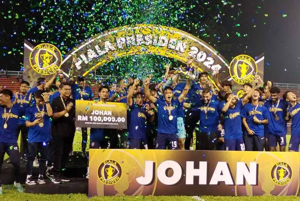 Pasukan JDT III meraikan kejayaan setelah dinobatkan selaku juara Piala Presiden 2024 di Stadium MBPG sebentar tadi.