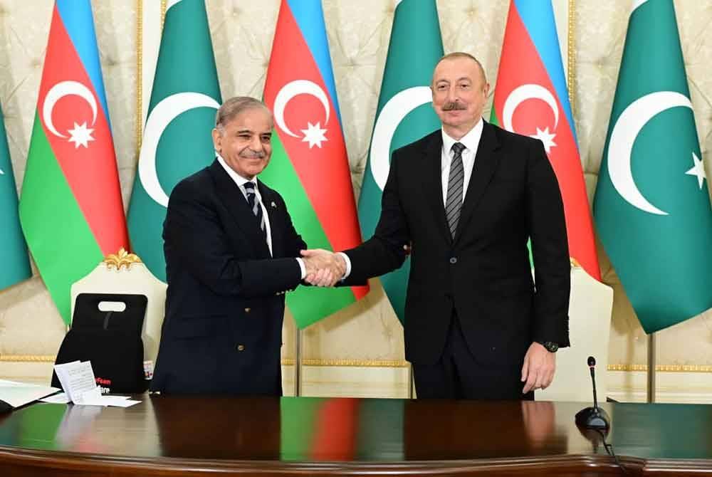 Shehbaz Sharif (kiri) dan Ilham Aliyev membincangkan usaha untuk memperkukuh hubungan mereka dengan memberi tumpuan kepada kerjasama ekonomi dan pertahanan. - Foto: Agensi