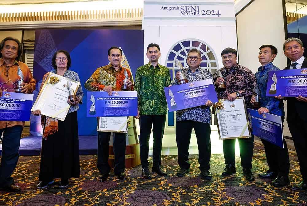 Khairul Firdaus Akbar Khan (tengah) bergambar bersama para penerima anugerah selepas Majlis Anugerah Seni Negara (ASN) 2024 di sebuah hotel hari ini. - Foto: Bernama