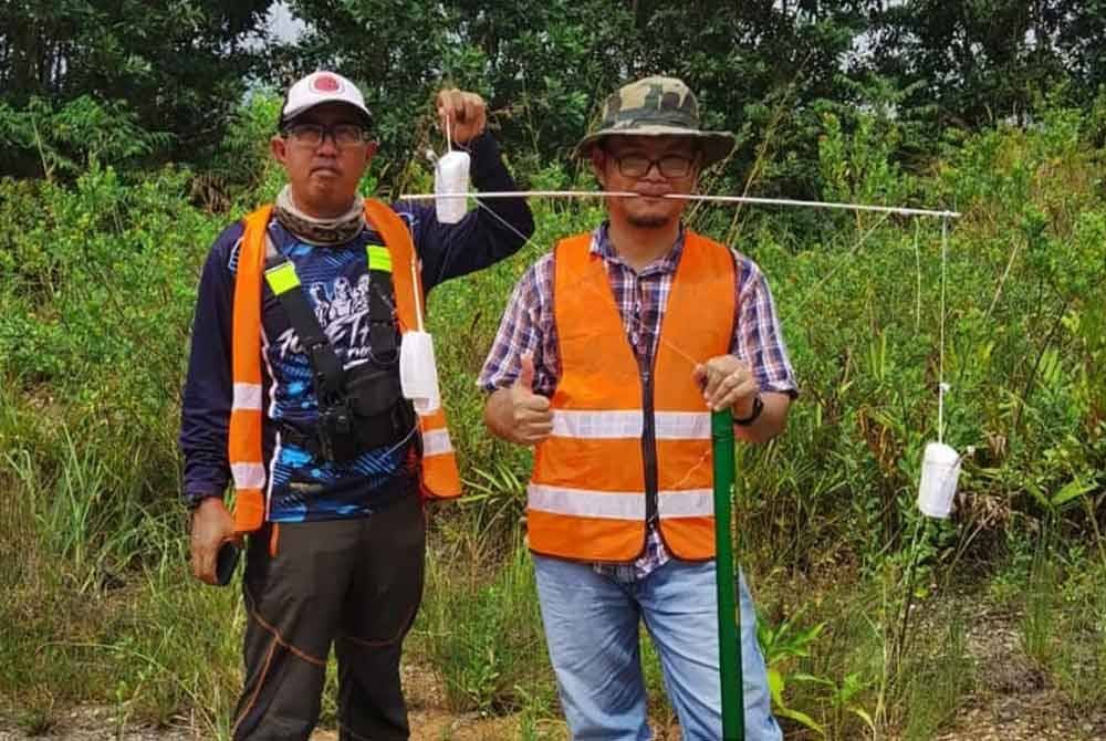 Zaki (kanan) menunjukkan radiosonde yang berjaya ditemuinya.