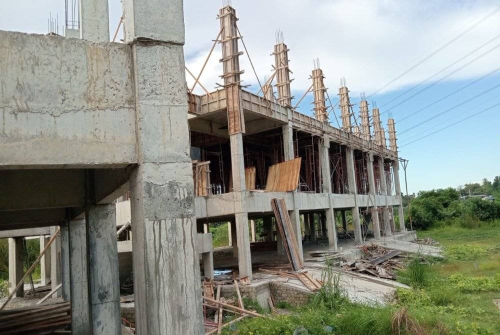 Bangunan masjid yang masih dalam pembinaan.