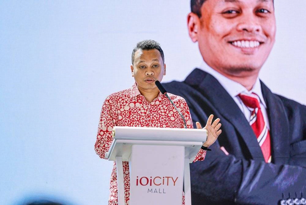 Nik Nazmi menyampaikan ucapan pada majlis perasmian 'IOI Sustain Roadmap 2030' di IOI City Mall hari ini. Foto Bernama