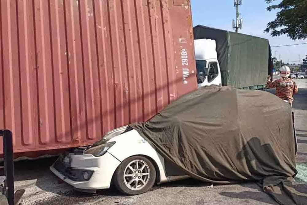 Seorang wanita maut manakala seorang lelaki cedera apabila kereta dipandu dihempap kontena yang dibawa sebuah treler di Jalan Bukit Tengah di Bukit Mertajam pada pagi Rabu.