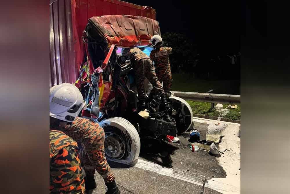 Anggota bomba mengeluarkan mangsa yang tersepit. - Foto BBP Ayer Hitam