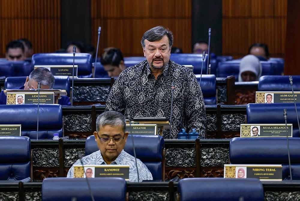 Amir Hamzah pada Persidangan Dewan Rakyat sempena Mesyuarat Ketiga Penggal Ketiga Parlimen ke-15 di Bangunan Parlimen hari ini. Foto Bernama