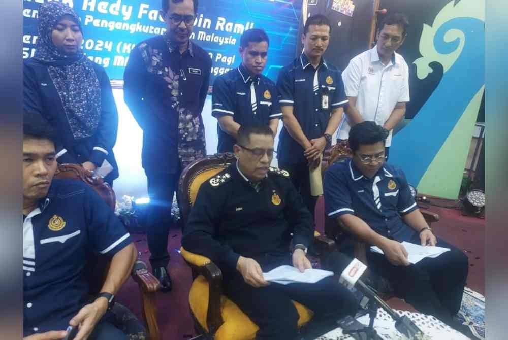 Aedy Fadly (tengah) ketika sidang akhbar selepas Program MyLesen B2 Peringkat Negeri Terengganu.