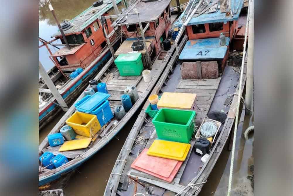 Sebahagian bot zon A yang disita Jabatan Perikanan Selangor di Jeti Bagan Sungai Burung, Sungai Besar pada Khamis.