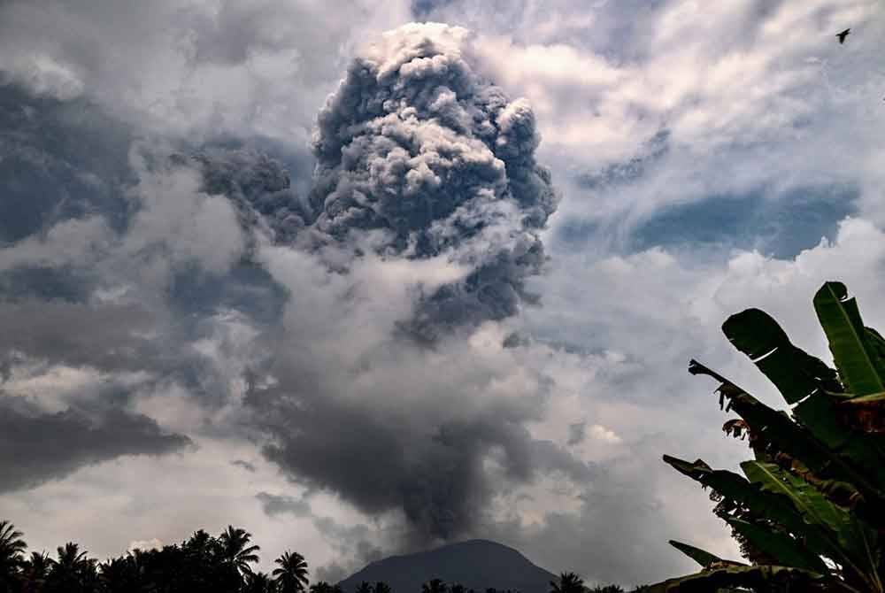 Gunung Ibu di Indonesia meletus, cetus amaran penerbangan kedua tertinggi