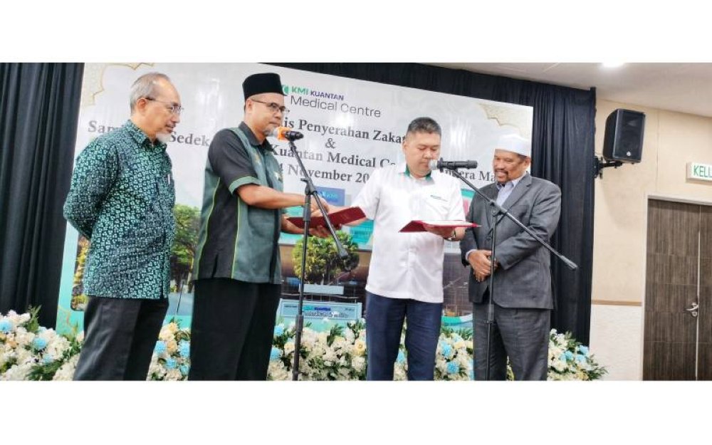 Pengurus Besar KMI Kuantan, Muhammad Ghazali Zainal Yusof (dua dari kanan) ketika melafazkan ikrar penyerahan zakat kepada PKZ Pahang yang diwakili Timbalan Pengurus Besar Pusat Kutipan Zakat (PKZ) Pahang, Che Samsol Ibrahim (dua dari kiri) disaksikan Pengerusi KMI Kuantan, Datuk Satiful Bahari Mamat (kanan) dan Ketua Pegawai Eksekutif KMI Healthcare, Dr Rayney Azmi Ali (kiri) dalam majlis tersebut pada Khamis.